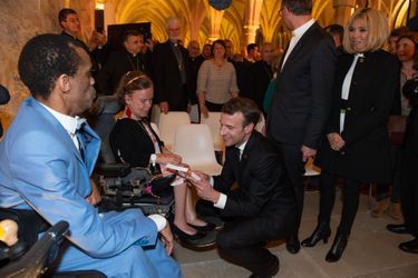 Emmanuel Macron échange avec des invités. 