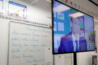 Interview d'Emmanuel Macron par Jean-Pierre Pernault depuis l'école d'un petit village de l'Orne. 