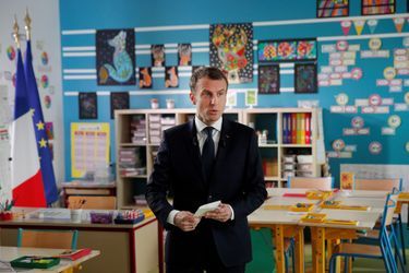 Emmanuel Macron dans une école de Berd’huis pour son interview sur TF1. 