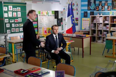 Emmanuel Macron dans une école de Berd’huis pour son interview sur TF1, aux côtés de Fabien Namias.  