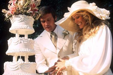 Farrah Fawcett et Lee Majors, le jour de leur mariage, en 1973.