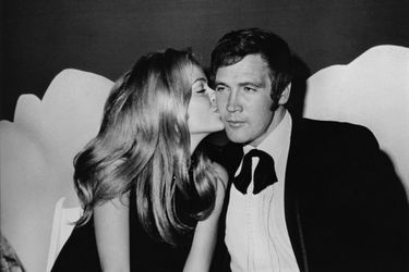 Farrah Fawcett et Lee Majors au tout début de leur relation, en décembre 1969 à Los Angeles.