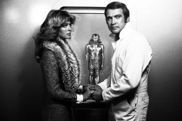 Farrah Fawcett et Lee Majors dans « L’Homme qui valait trois milliards » en 1976.