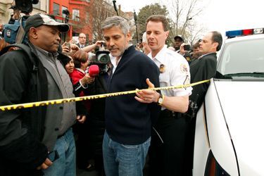 George Clooney a été arrêté en 2012 avec son père alors qu&#039;ils manifestaient devant l’ambassade du Soudan à Washington contre les «crimes de guerre» commis par l’armée de Khartoum (la capitale du Soudan). L&#039;acteur est resté une nuit seulement en détention, et a pu sortir après avoir payé sa caution de 100 dollars. «Être arrêté est une chose humiliante, peu importe ce que vous avez fait», a confié l&#039;acteur à sa sortie. 
