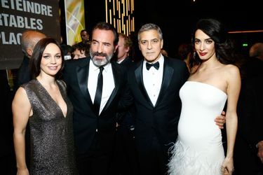 Jean Dujardin et Nathalie Péchalat à la cérémonie des César en 2017 avec George et Amal Clooney.