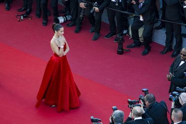 Bella Hadid de retour à Cannes en 2017, elle refait le buzz avec une robe rouge !