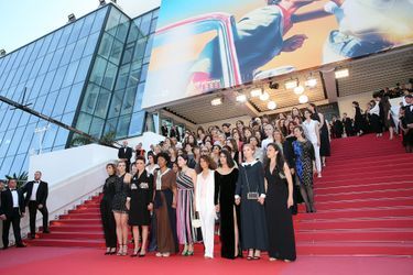 La montée des marches des 82 femmes menée par Cate Blanchett et Agnès Varda, le 12 mai 2018.