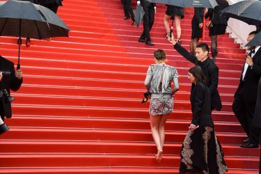 Kristen Stewart, sa montée des marches pieds nus, le 14 mai 2018.