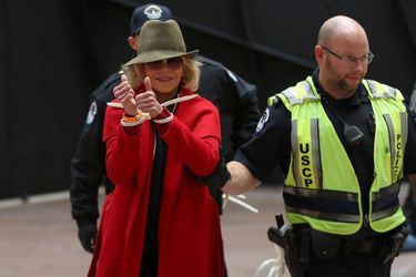 Jane Fonda a toujours été une star profondément engagée dans la lutte pour les justes causes: militante contre le conflit au Vietnam dans les années 60, puis engagée contre le conflit israélo-palestinien, l&#039;actrice de 82 ans a été arrêtée quatre fois en un mois en 2019, pour «trouble à l&#039;ordre public» après avoir manifesté plusieurs fois sur les marches du capitole à Washington. Plusieurs célébrités ont été arrêtées avec elle au cours de ces manifestations. 