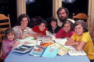 Joaquin Phoenix (quatrième en partant de la gauche) avec ses parents John et Arlyn et ses frère et soeurs Summer, Rain, Liberty et River en 1983