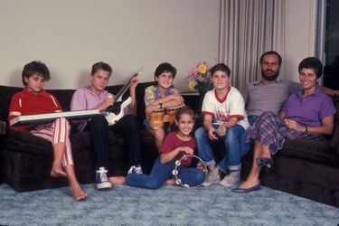 Joaquin Phoenix (troisième en partant de la droite) avec ses parents John et Arlyn et ses frère et soeurs Liberty, River, Rain et Summer, en 1985