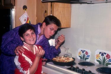 Joaquin Phoenix et son frère River dans la cuisine du domicile familial en 1985