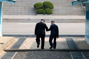 Kim Jong-un et Moon Jae-in, main dans la main à Panmunjom, vendredi.
