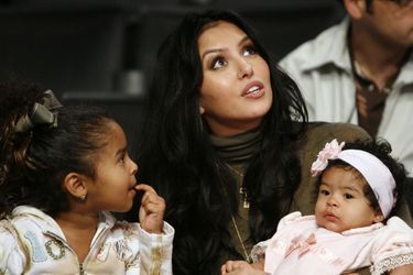 Vanessa Bryant avec ses filles Natalia et Gianna lors d'un match de Kobe Bryant à Los Angeles le 3 novembre 2006 