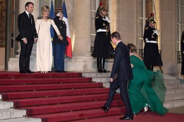 La grande-duchesse Maria Teresa et le grand-duc Henri de Luxembourg avec Emmanuel et Brigitte Macron à Paris, le 19 mars 2018