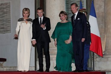 La grande-duchesse Maria Teresa et le grand-duc Henri de Luxembourg avec Emmanuel et Brigitte Macron à Paris, le 19 mars 2018
