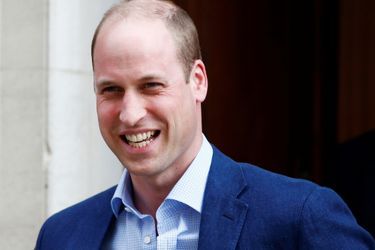 Le prince William quitte la maternité, où a accouché Kate, lundi 23 avril, pour aller chercher George et Charlotte.