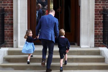 Le prince William emmène George et Charlotte rencontrer leur petit frère à la maternité où a accouché Kate, lundi 23 avril.