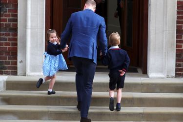 Le prince William emmène George et Charlotte rencontrer leur petit frère à la maternité où a accouché Kate, lundi 23 avril.