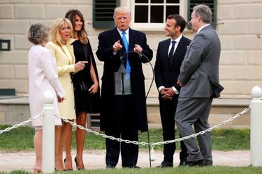 Les couples Macron et Trump à Mount Vernon. A leurs côtés, Sarah Miller Coulson, une responsable associative, et Doug Bradburn, qui dirige le site historique.
