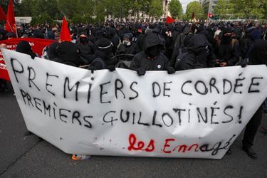 Des heurts ont éclaté mardi en marge du défilé syndical du 1er Mai à Paris entre plus d&#039;un millier de personnes encagoulées et les forces de l&#039;ordre