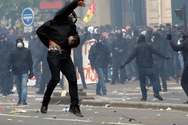 Des heurts ont éclaté mardi en marge du défilé syndical du 1er Mai à Paris entre plus d&#039;un millier de personnes encagoulées et les forces de l&#039;ordre