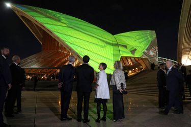 Emmanuel Macron devant l&#039;Opéra de Sydney avec le Premier ministre australien Malcolm Turnbull et son épouse Lucy. 