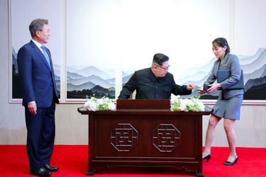 Le président sud-coréen Moon Jae-in et le dictateur nord-coréen, Kim Jong-un. A droite, la soeur du despote, Kim Yo-jong.