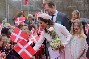 La princesse Mary de Danemark se livre à un bain de foule à Slagelse, le 17 avril 2018