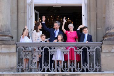 Le prince Frederik de Danemark avec sa femme la princesse Mary, leurs quatre enfants, et sa mère la reine Margrethe II, le 26 mai 2018