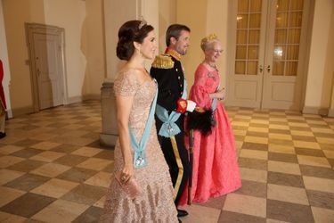 Le prince Frederik de Danemark avec sa femme la princesse Mary et sa mère la reine Margrethe II, le 26 mai 2018
