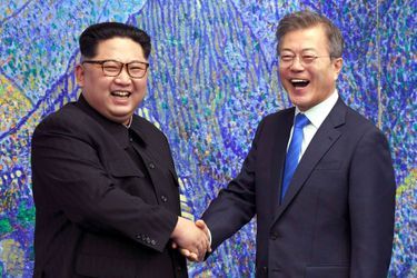 Poignée de main des deux dirigeants devant une image du Mont Kumgang.