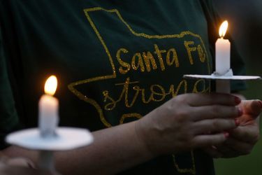 Les hommages se multiplient depuis la tuerie de Santa Fe.