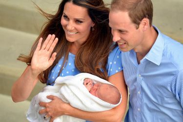 Kate Middleton et le prince William avec leur fils George, le 23 juillet 2013