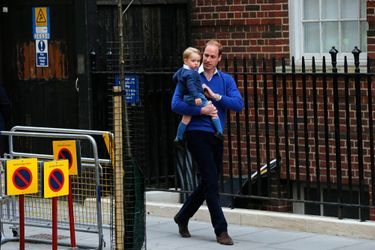 Le prince William avec son fils George, arrivant à la Lindo Wing pour la naissance de Charlotte, le 2 mai 2015. 