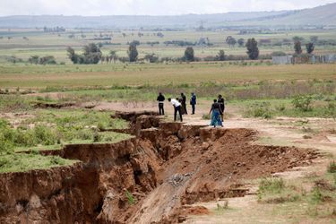 Une crevasse d&#039;au moins 20 mètres de long et 15 mètres de profondeur est apparue au Kenya.