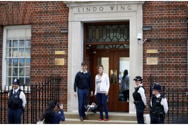 Un couple quitte la Lindo Wing après la naissance de son enfant, alors que Kate a été admise à la maternité le matin même, 23 avril 2018...