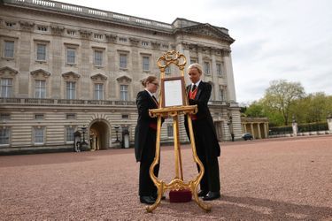 Kate a accouché de son troisième enfant le 23 avril 2018, et l'annonce officielle à la reine est symboliquement présentée devant Buckingham. 