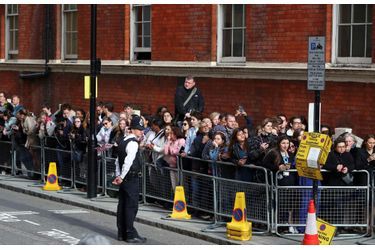 Les fans regardent Kate Middleton et le prince William quittant la maternité avec le royal bébé, lundi 23 avril en fin de journée...