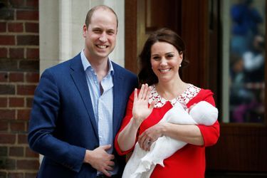 Kate Middleton et le prince William quittent la maternité avec le royal bébé, lundi 23 avril en fin de journée...