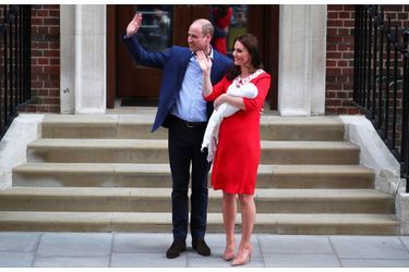 Kate Middleton et le prince William quittent la maternité avec le royal bébé, lundi 23 avril en fin de journée...