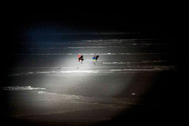  Aleksander et Bengt s’enfoncent dans la nuit polaire.