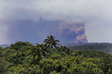 Hawaï en proie à un séisme et à l'éruption d'un volcan. 