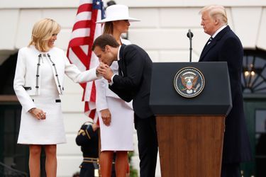 Emmanuel Macron salue son épouse Brigitte aux côtés de Melania et Donald Trump. 