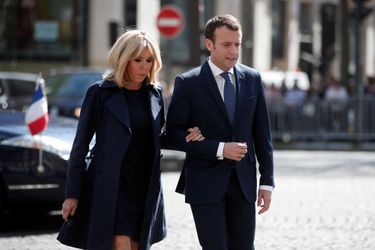 Emmanuel et Brigitte Macron vendredi à l&#039;hommage à Xavier Jugelé, le policier tué sur les Champs-Elysées lors d&#039;un attentat jihadiste il y a un an.