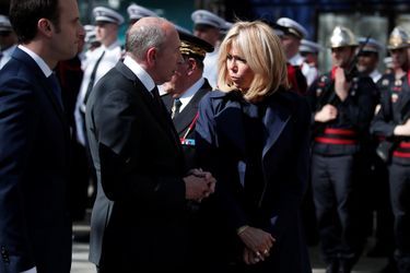 Gérard Collomb et Brigitte Macron vendredi à l&#039;hommage à Xavier Jugelé, le policier tué sur les Champs-Elysées lors d&#039;un attentat jihadiste il y a un an.