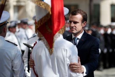 Emmanuel Macron vendredi à l&#039;hommage à Xavier Jugelé, le policier tué sur les Champs-Elysées lors d&#039;un attentat jihadiste il y a un an.