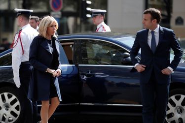 Emmanuel et Brigitte Macron vendredi à l&#039;hommage à Xavier Jugelé, le policier tué sur les Champs-Elysées lors d&#039;un attentat jihadiste il y a un an.