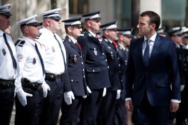 Emmanuel Macron à l&#039;hommage à Xavier Jugelé, le policier tué sur les Champs-Elysées lors d&#039;un attentat jihadiste il y a un an.