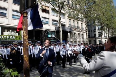 Hommage à Xavier Jugelé, le policier tué sur les Champs-Elysées lors d&#039;un attentat jihadiste il y a un an.